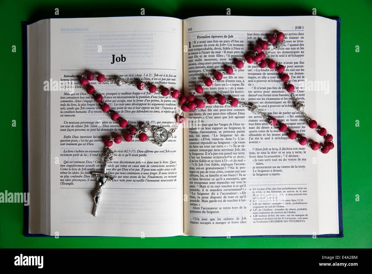 I grani di preghiera su una Bibbia aperta, Eure, Francia, Europa Foto Stock