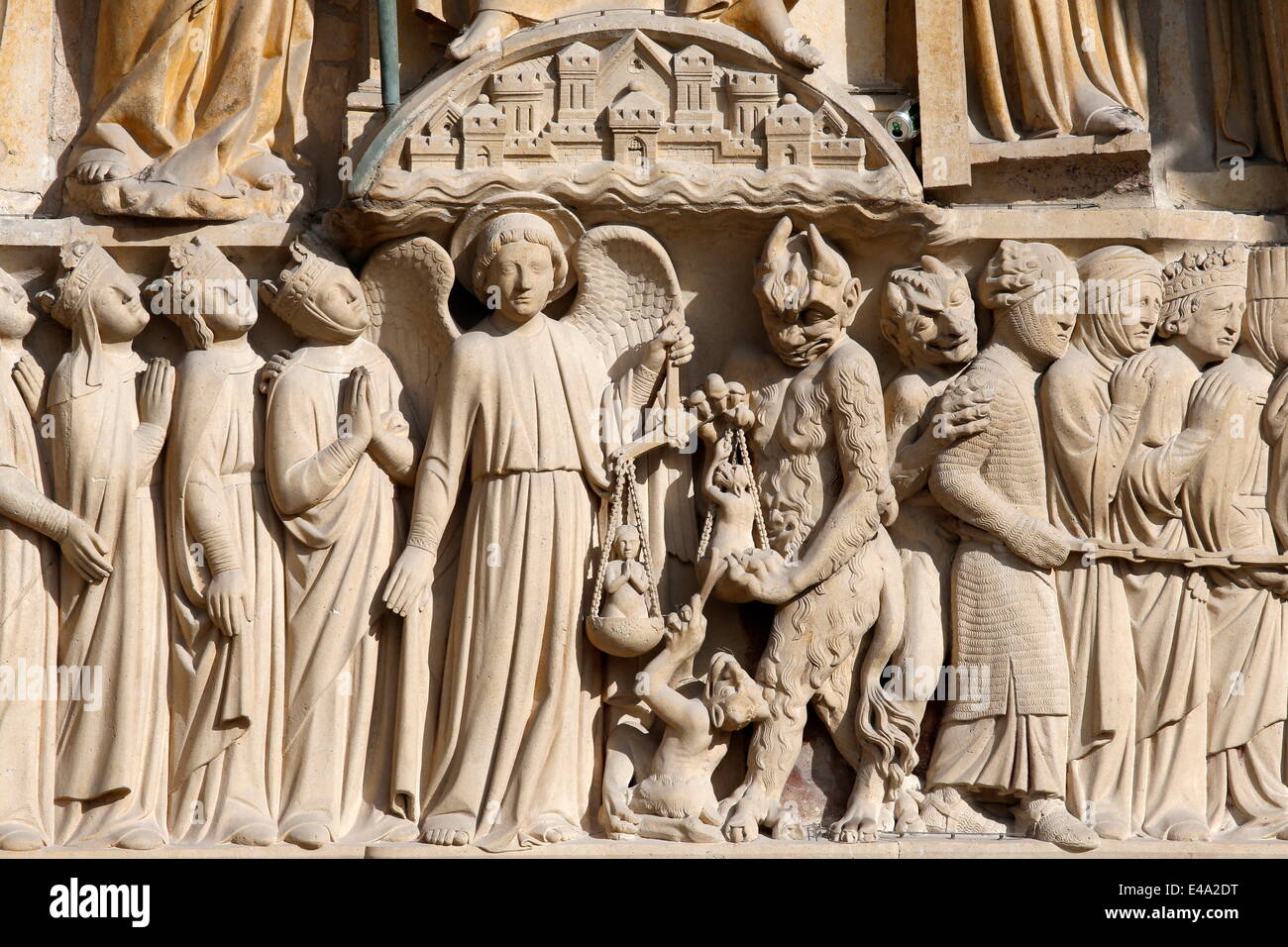San Michele pesa le anime, portale dell'ultima sentenza, facciata occidentale, la cattedrale di Notre Dame de Paris, Parigi, Francia Foto Stock