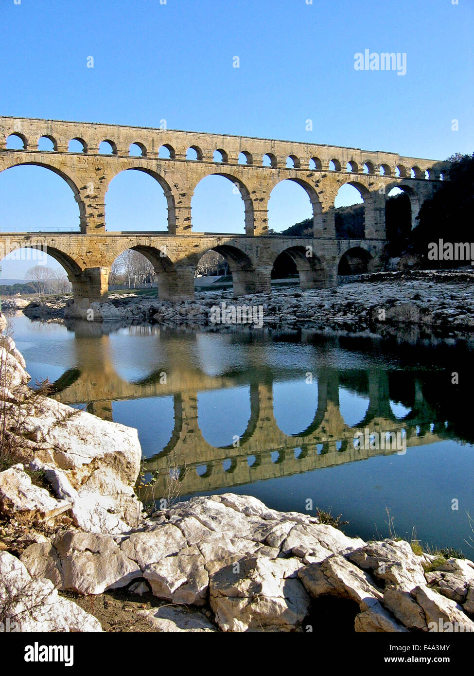 Pont du Gard acquedotto, Nimes, Languedoc-Roussillon, Francia, Europa Foto Stock