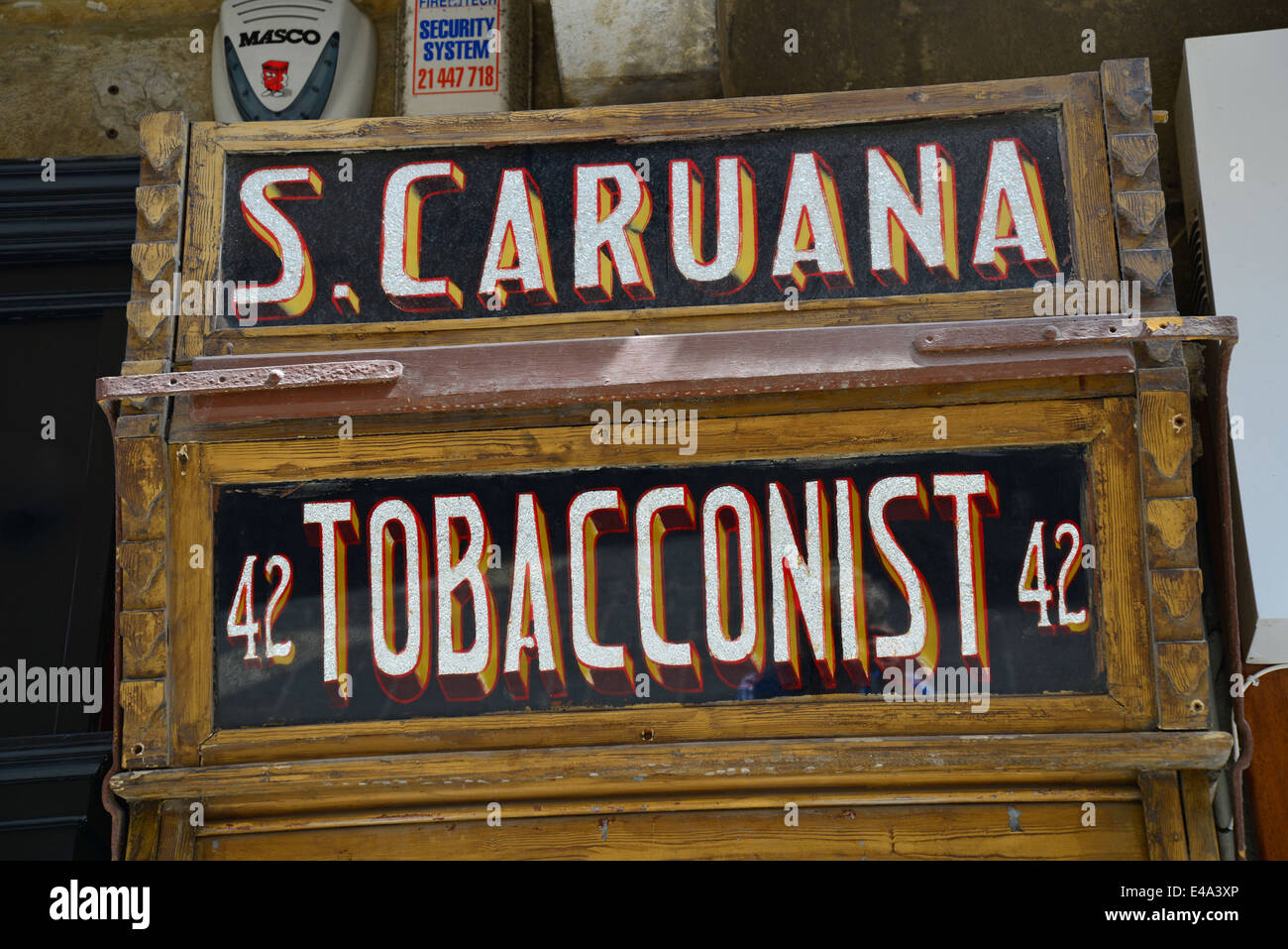 Retrò tabaccaio segno, Repubblica Street, Valletta (Il-Belt Valletta), Sud del quartiere portuale, Malta Xlokk Regione, Malta Foto Stock