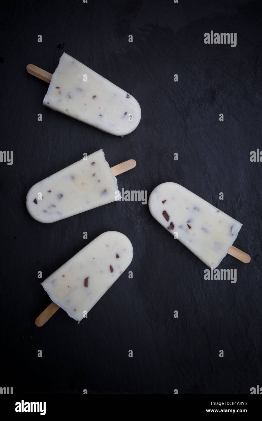 Quattro stracciatella gelato lollies su ardesia, vista in elevazione Foto Stock
