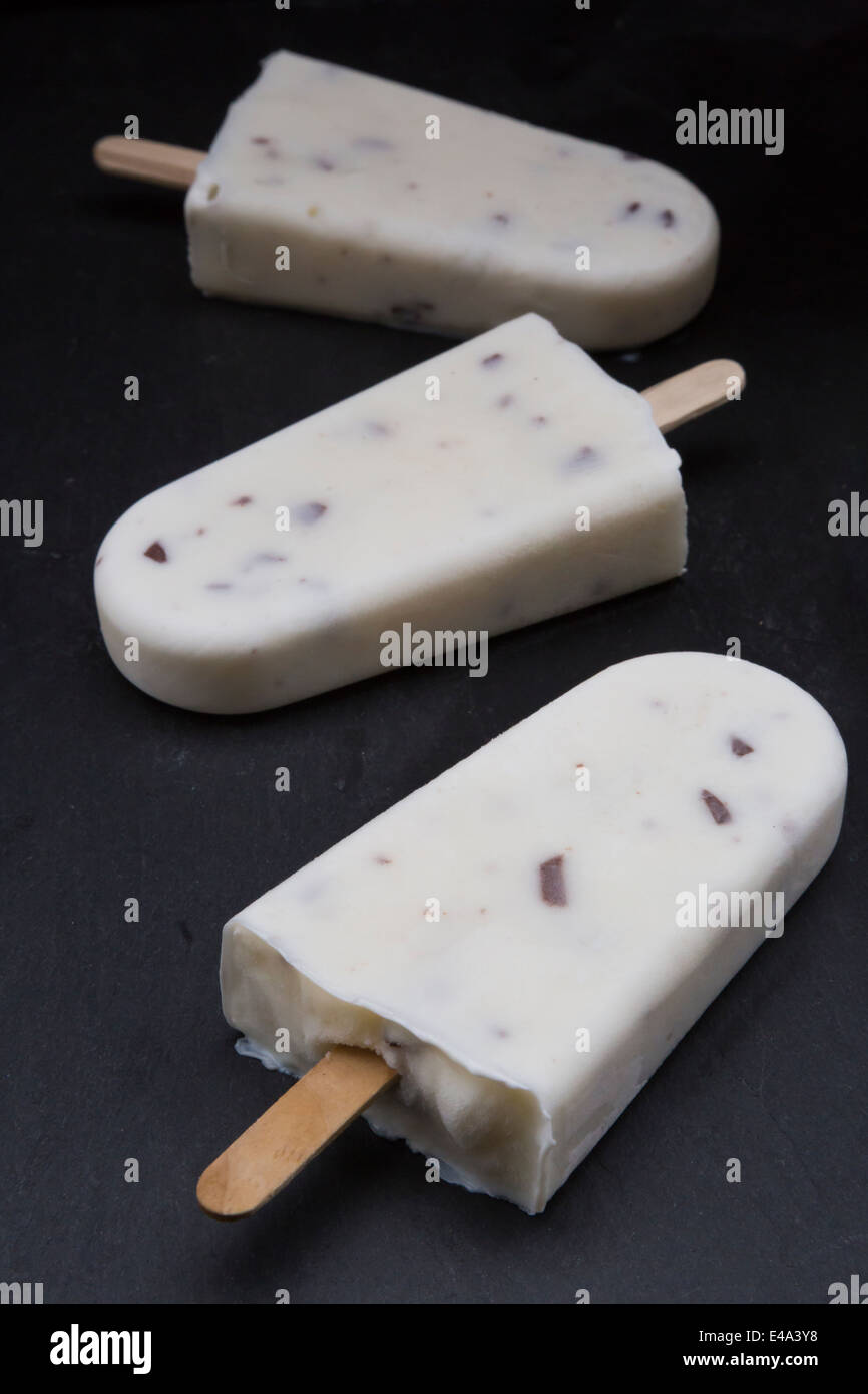 Tre stracciatella gelato lollies sull'ardesia Foto Stock