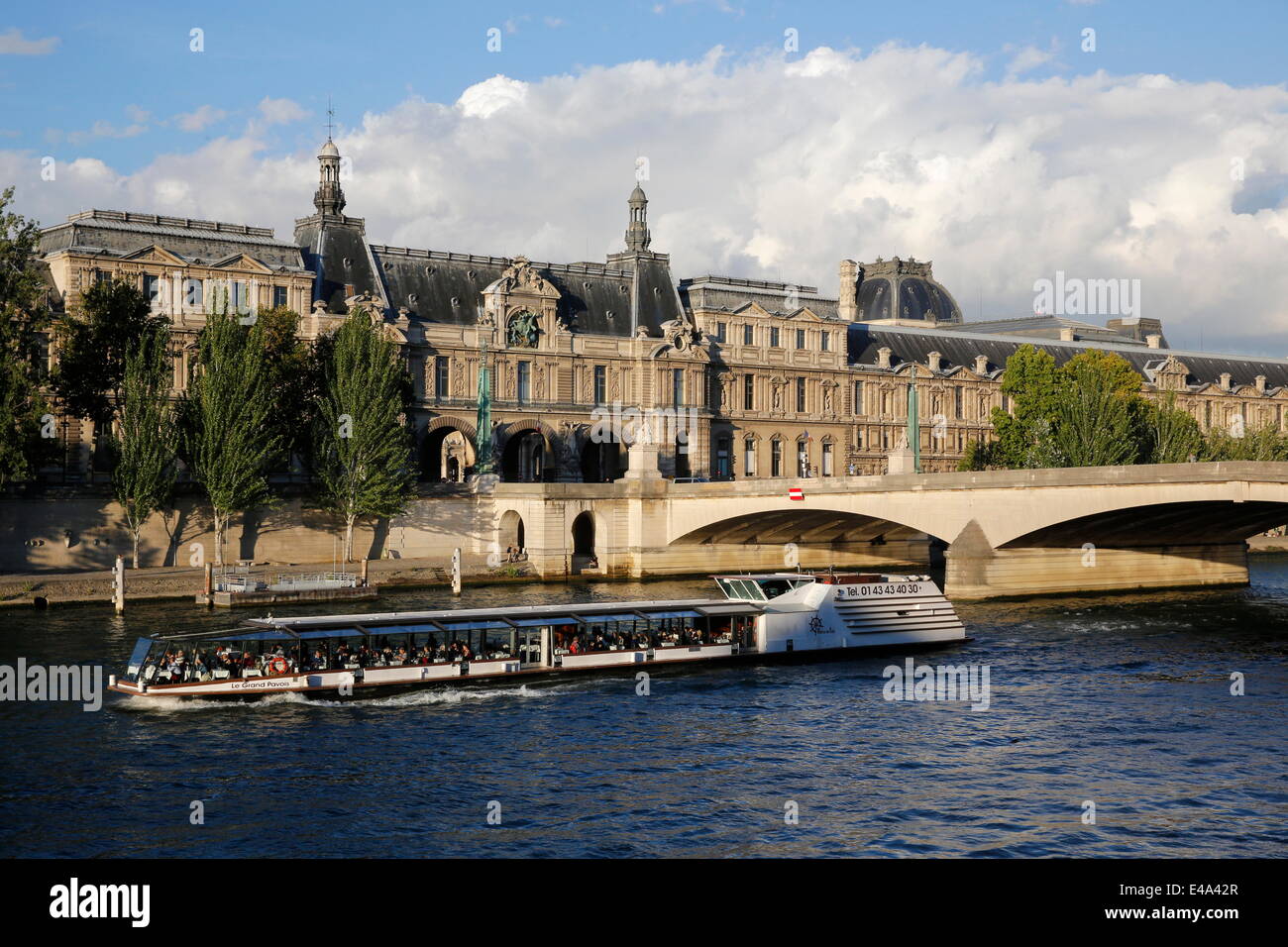 Senna e dal museo del Louvre, Parigi, Francia, Europa Foto Stock