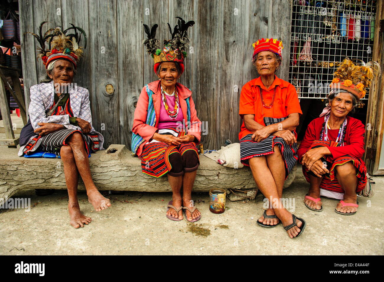 Vestito tradizionale Ifugao le donne sedute in Banaue, UNESCO, Luzon del nord, Filippine, Sud-est asiatico Foto Stock