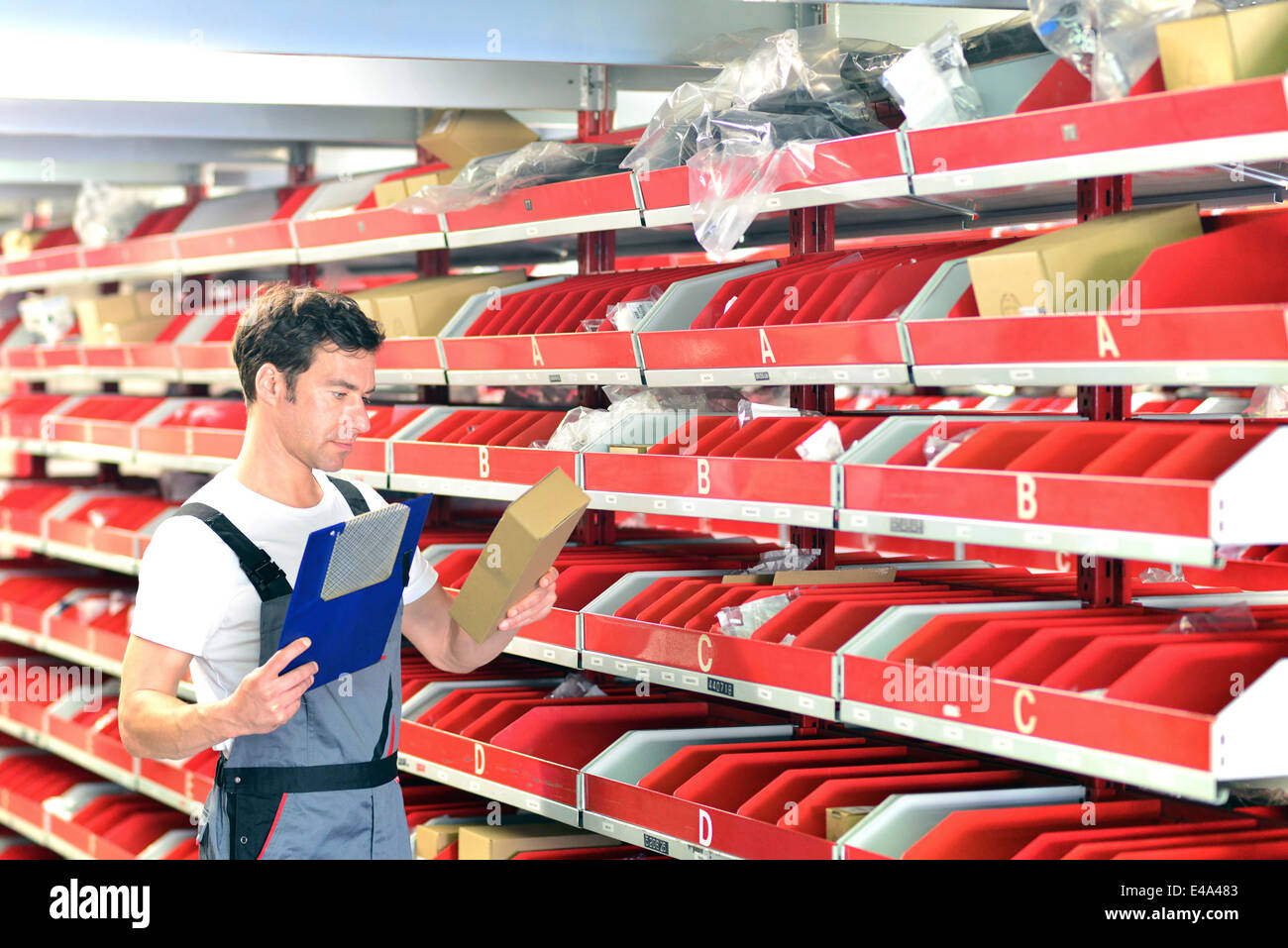 Lavoratore in magazzino merci di controllo Foto Stock