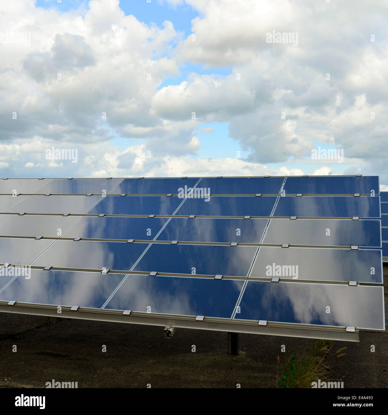 Germania, celle fotoelettriche della centrale solare con riflessi di nuvole, vista parziale Foto Stock