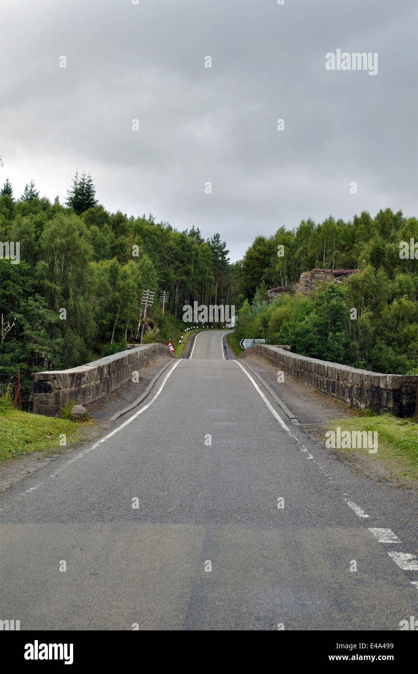 Regno Unito, Scozia, strada vuoto nelle Highlands Foto Stock