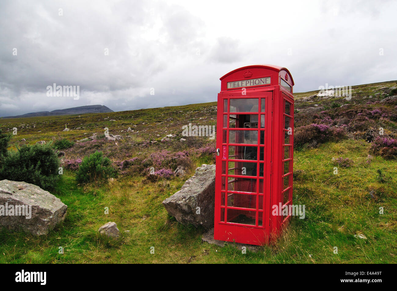 Regno Unito, Scozia, telefono rosso box nelle Highlands Foto Stock