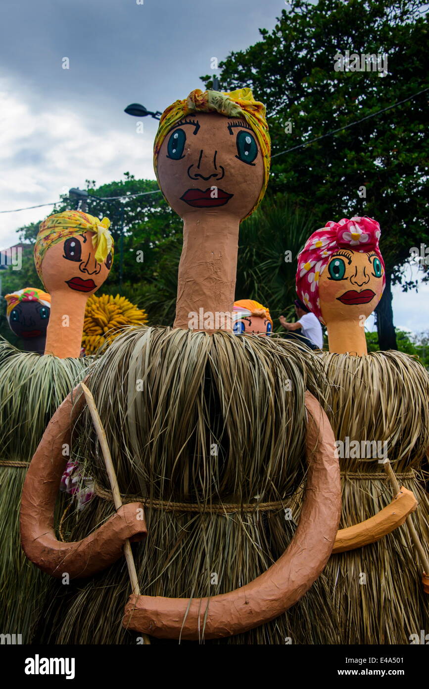 Collo lungo le maschere di Carnevale (Carnevale) in Santo Domingo, Repubblica Dominicana, West Indies, dei Caraibi e America centrale Foto Stock