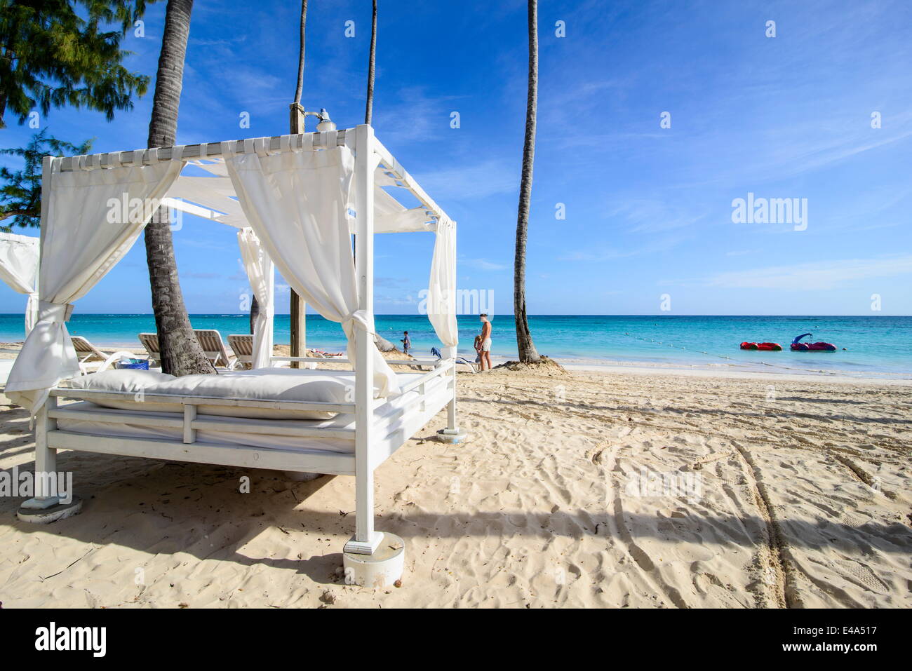 Letto a baldacchino sulla spiaggia di Bavaro e Punta Cana, Repubblica Dominicana, West Indies, dei Caraibi e America centrale Foto Stock