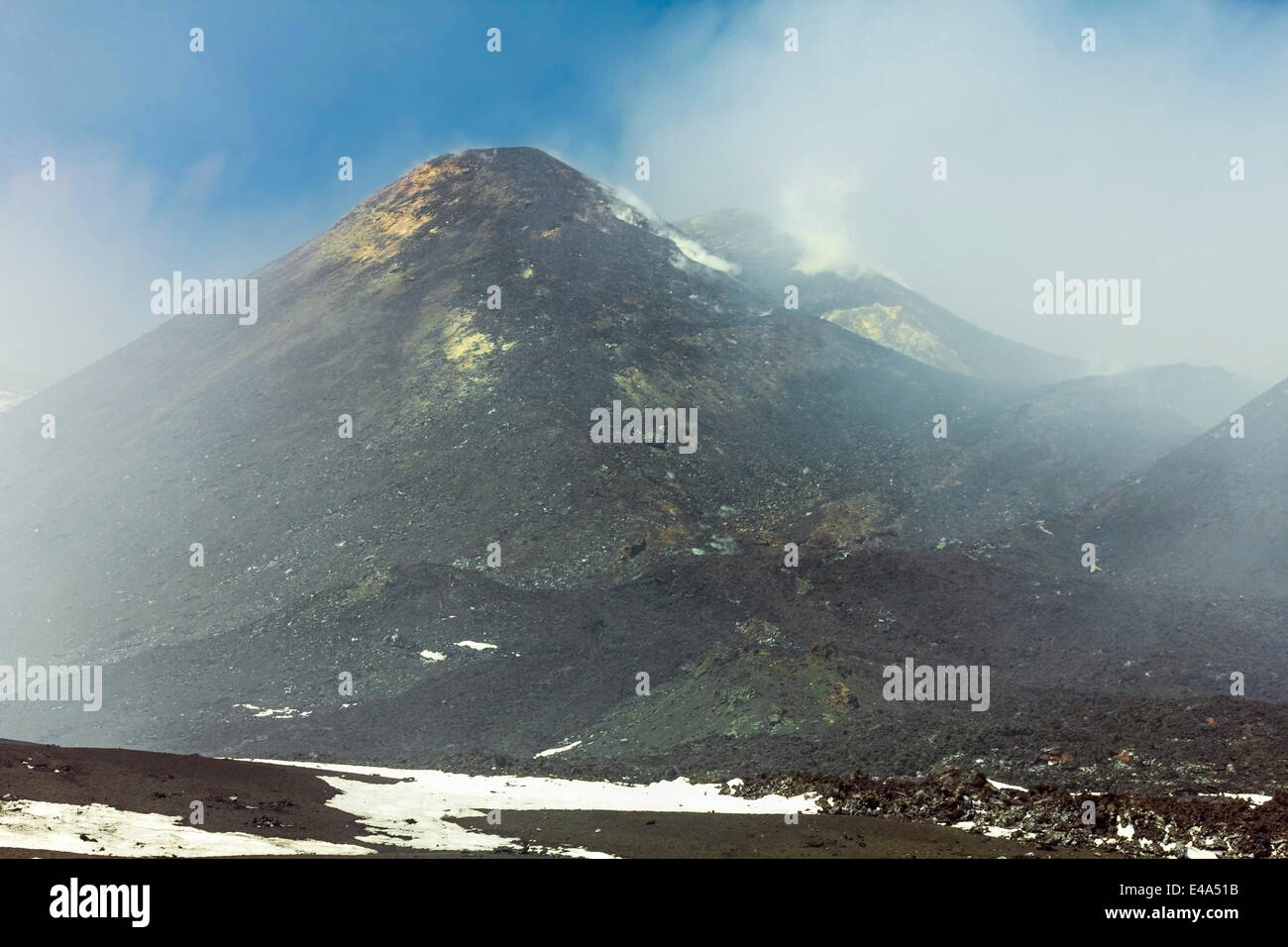 Cenere, rock e di zolfo al vertice di fumo del vulcano Etna durante una fase attiva, l'Etna, UNESCO, Sicilia, Italia Foto Stock