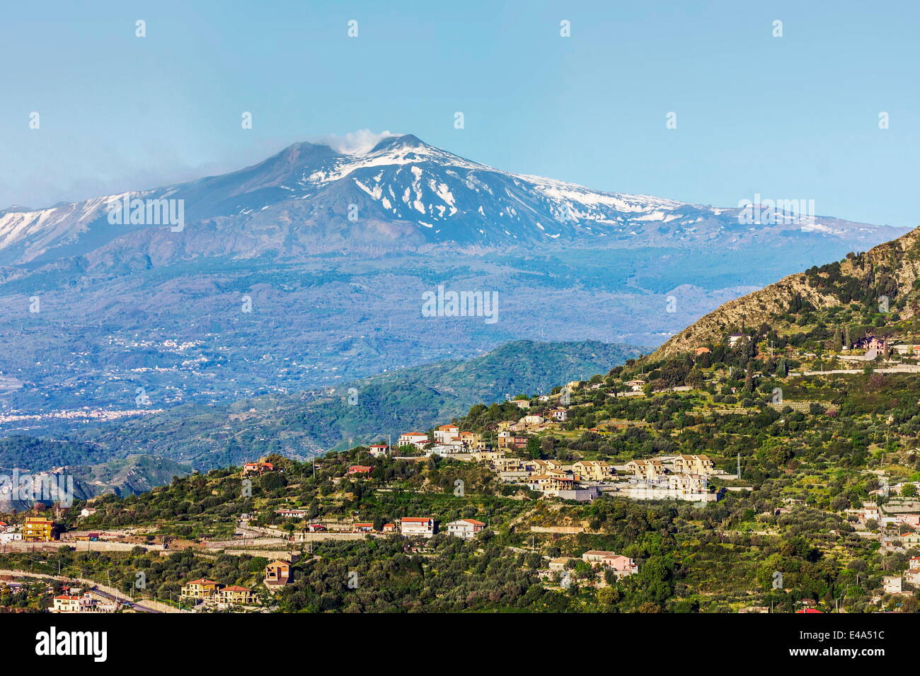 Guardando da Taormina verso Trupiano il fumo e il Monte Etna durante una fase attiva, Trupiano, Sicilia, Italia Foto Stock