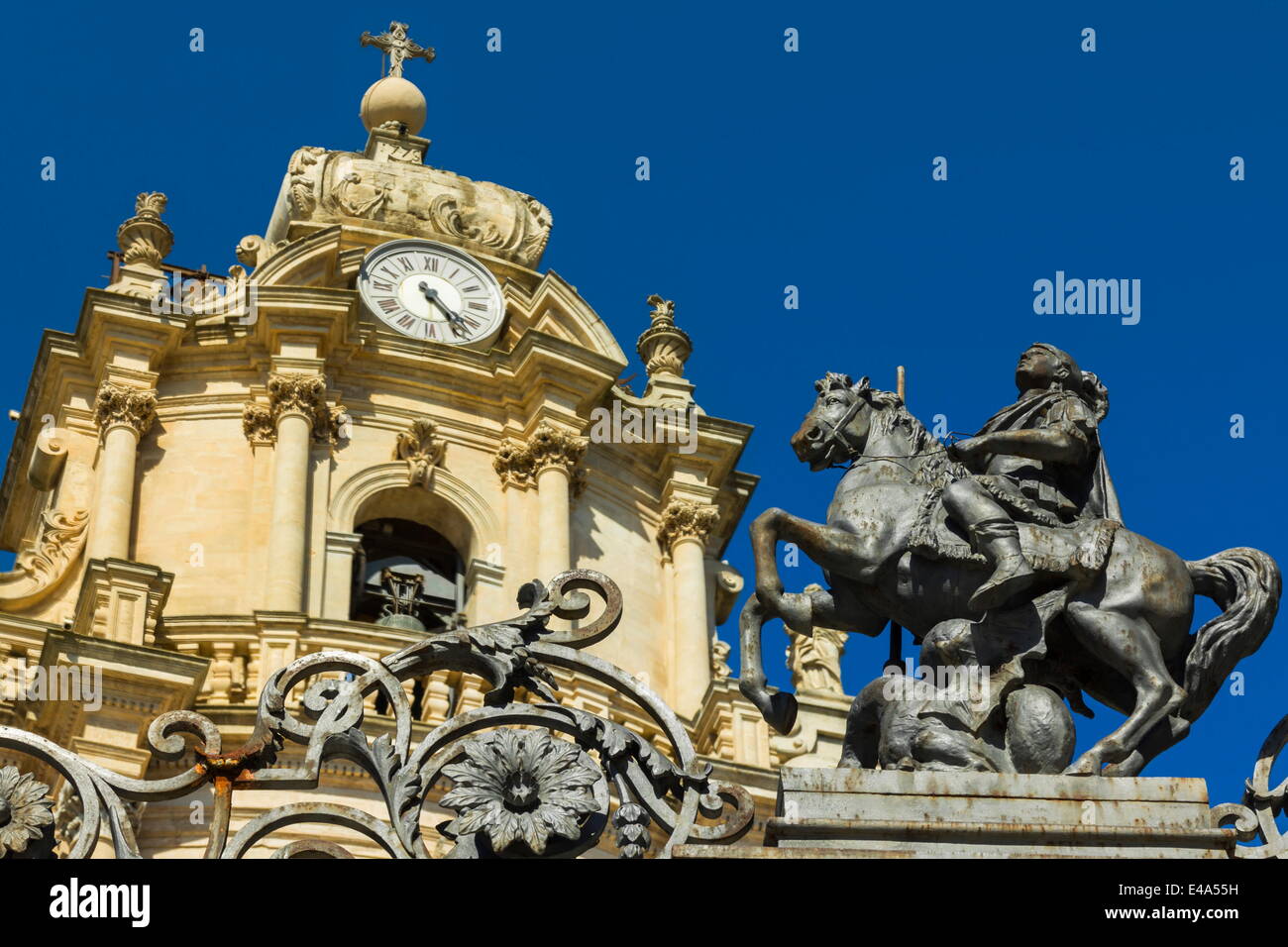 San Giorgio statua di San Giorgio Cattedrale (Duomo di Ibla) nella storica cittadina barocca, UNESCO, Ibla, Ragusa, Sicilia, Italia Foto Stock