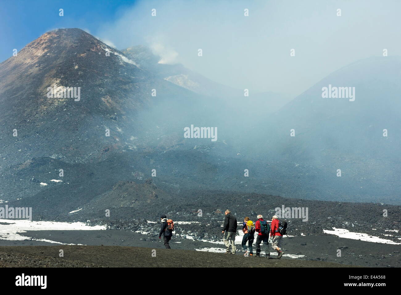 Gli escursionisti dalla cabinovia vicino al vertice di fumo del Vulcano Etna durante una fase attiva, l'Etna, UNESCO, Sicilia, Italia Foto Stock