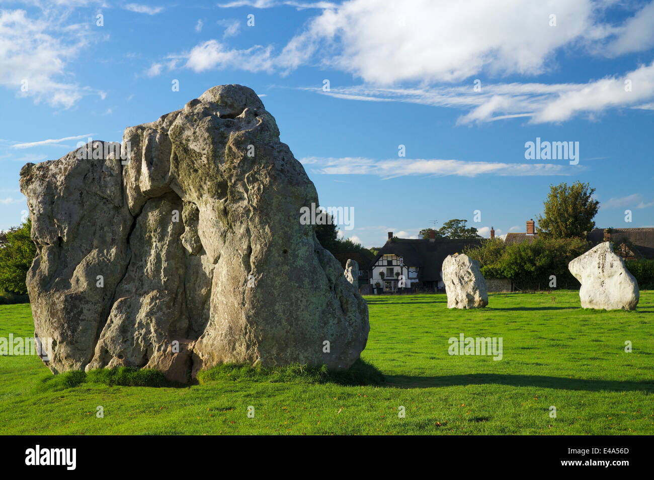 Pietra megalitico circle, Avebury, Sito Patrimonio Mondiale dell'UNESCO, Wiltshire, Inghilterra. Regno Unito, Europa Foto Stock