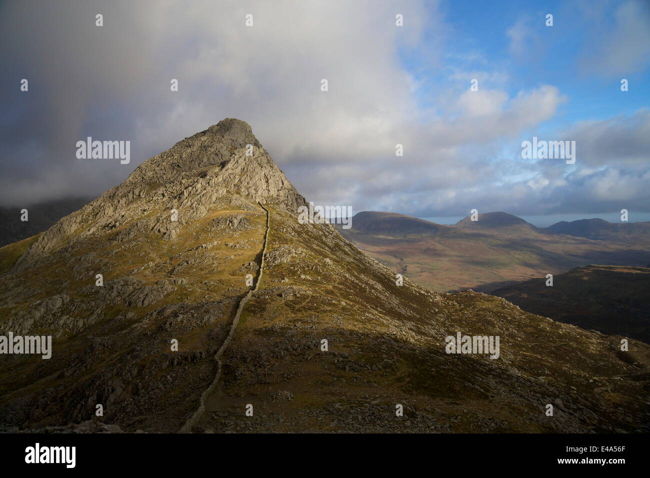 Cresta Sud del Tryfan da Glyder Fach, Parco Nazionale di Snowdonia, Gwynedd, Wales, Regno Unito, Europa Foto Stock