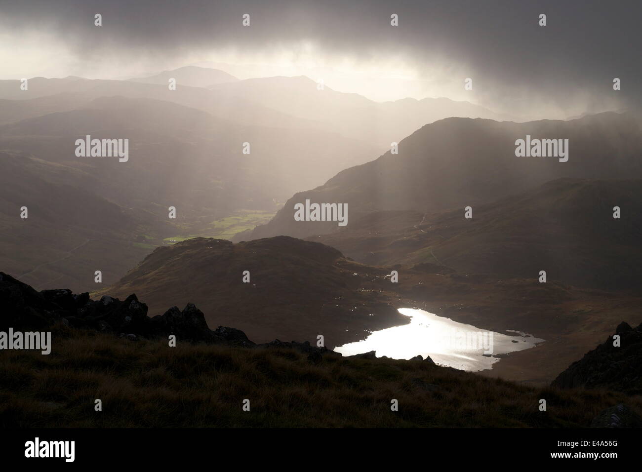 Llyn Bochlwyd e la valle Ogwen da Glyder Fach, Parco Nazionale di Snowdonia, Gwynedd, Wales, Regno Unito, Europa Foto Stock