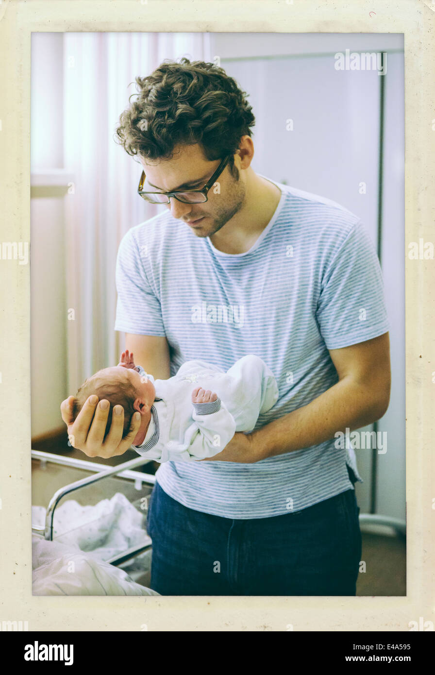 Padre tenendo il suo neonato nella stanza di ospedale Foto Stock