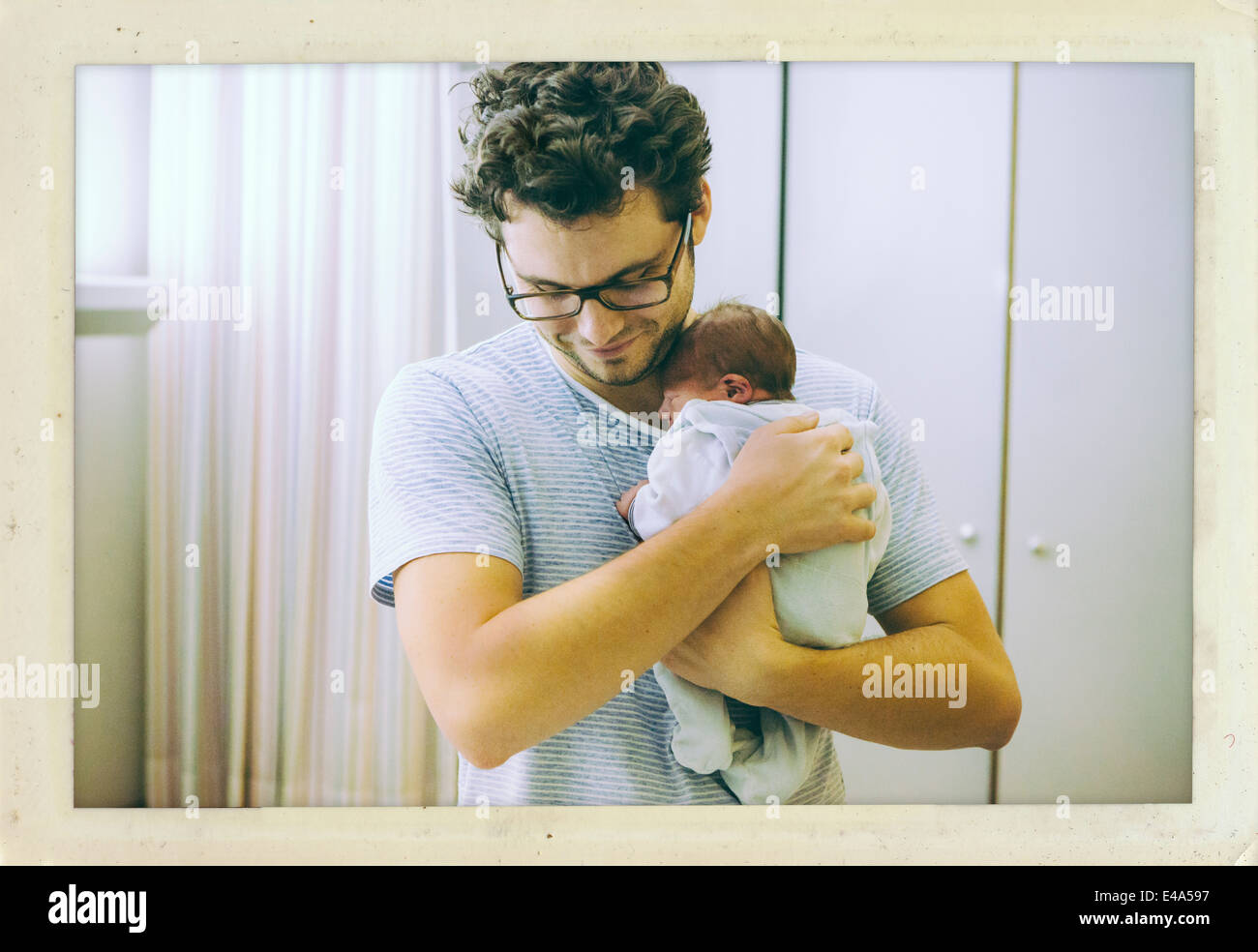 Padre tenendo il suo neonato nella stanza di ospedale Foto Stock