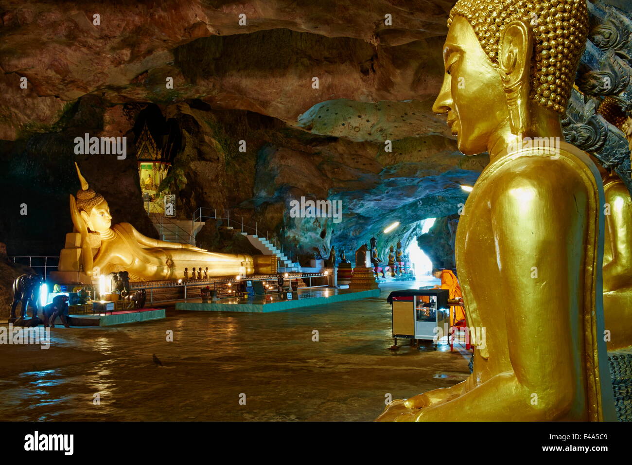 Wat Tham Suwan Khuha Grotta buddista, Phang Nga Bay, Provincia di Krabi, Thailandia, Sud-est asiatico, in Asia Foto Stock