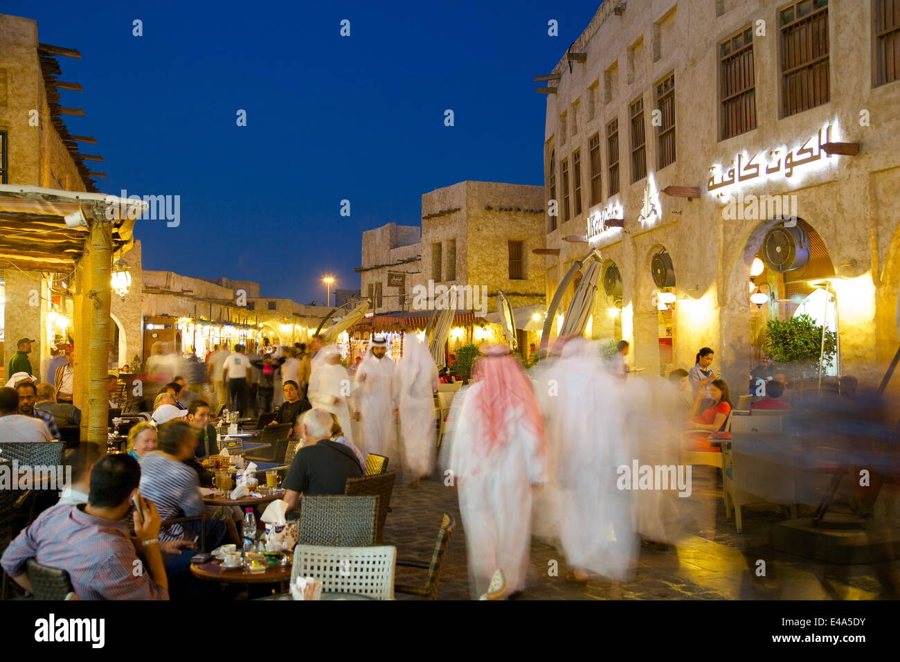 Souq Waqif al crepuscolo, Doha, Qatar, Medio Oriente Foto Stock