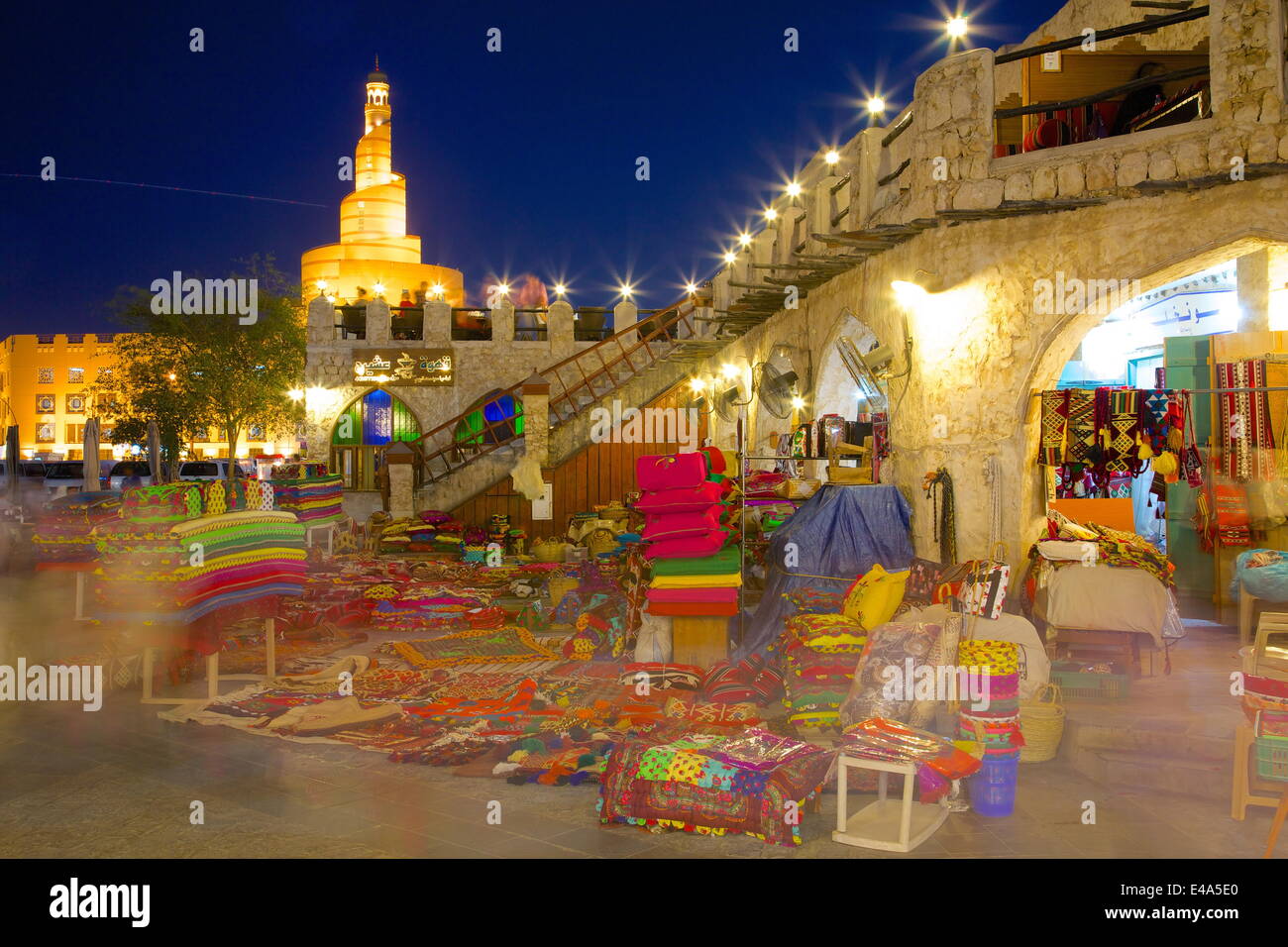 Souq Waqif al crepuscolo, Doha, Qatar, Medio Oriente Foto Stock