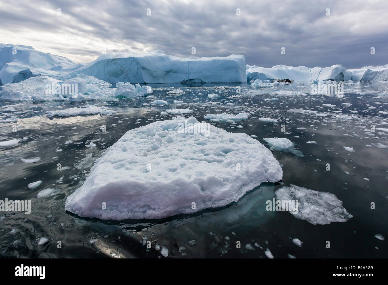 Enormi iceberg partorito dal ghiacciaio Ilulissat, Sito Patrimonio Mondiale dell'UNESCO, Ilulissat, regioni polari Foto Stock