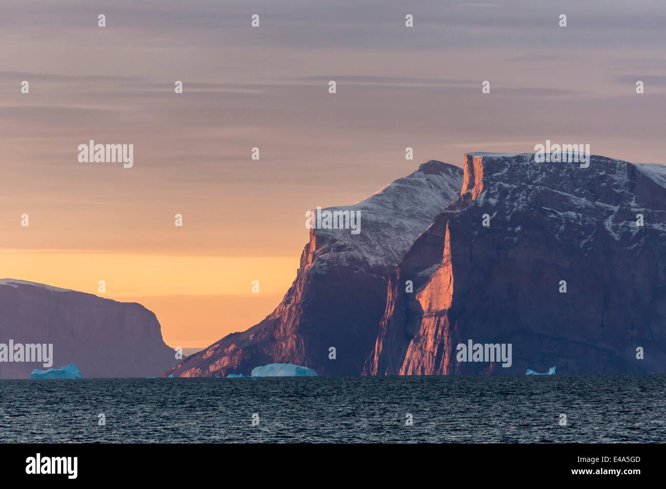 La mattina presto sunrise vicino Qilakitsoq, Groenlandia, regioni polari Foto Stock