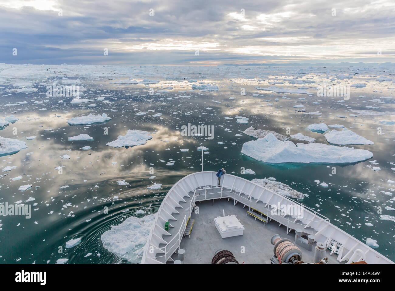 Expeditions nave tra enormi iceberg, Ilulissat, regioni polari Foto Stock