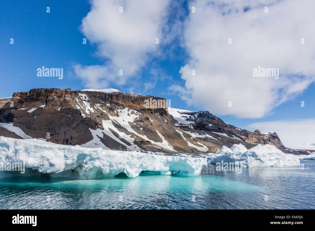 Ruggine colorato di tufo vulcanico scogliere di Brown Bluff, sul lato orientale della penisola Tabarin, Mare di Weddell, Antartide, regioni polari Foto Stock