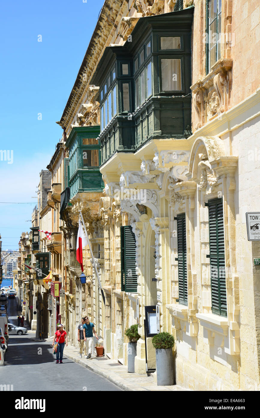 Stretta strada ripida con balconi gallarija, Valletta (Il-Belt Valletta), Sud del quartiere portuale, Malta Xlokk Regione, Malta Foto Stock