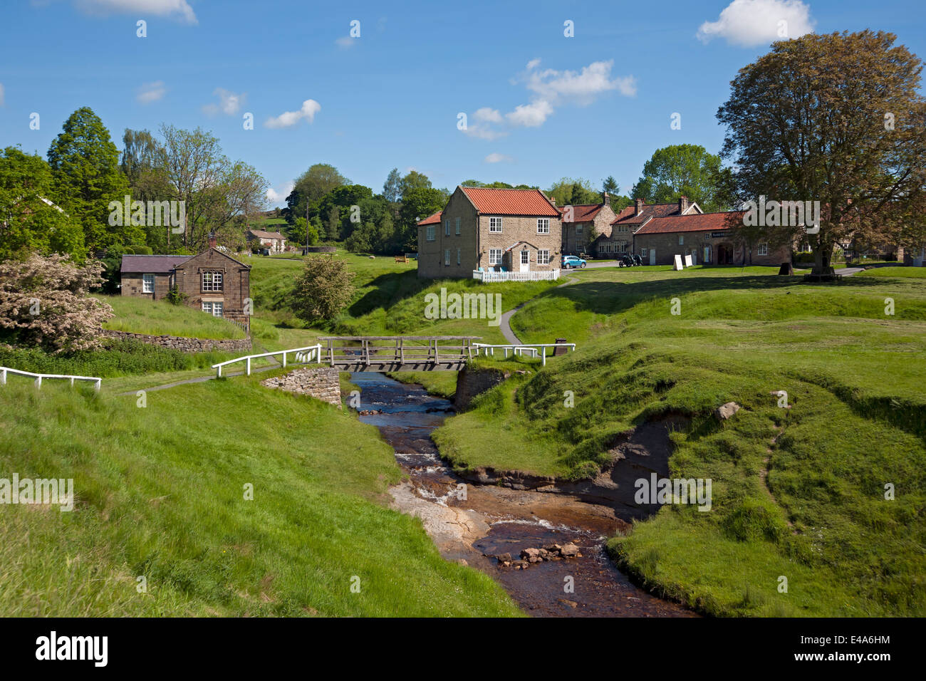 Il torrente beck attraversa il pittoresco villaggio di Hutton-le-Hole in estate nel North Yorkshire Inghilterra Regno Unito Gran Bretagna Foto Stock