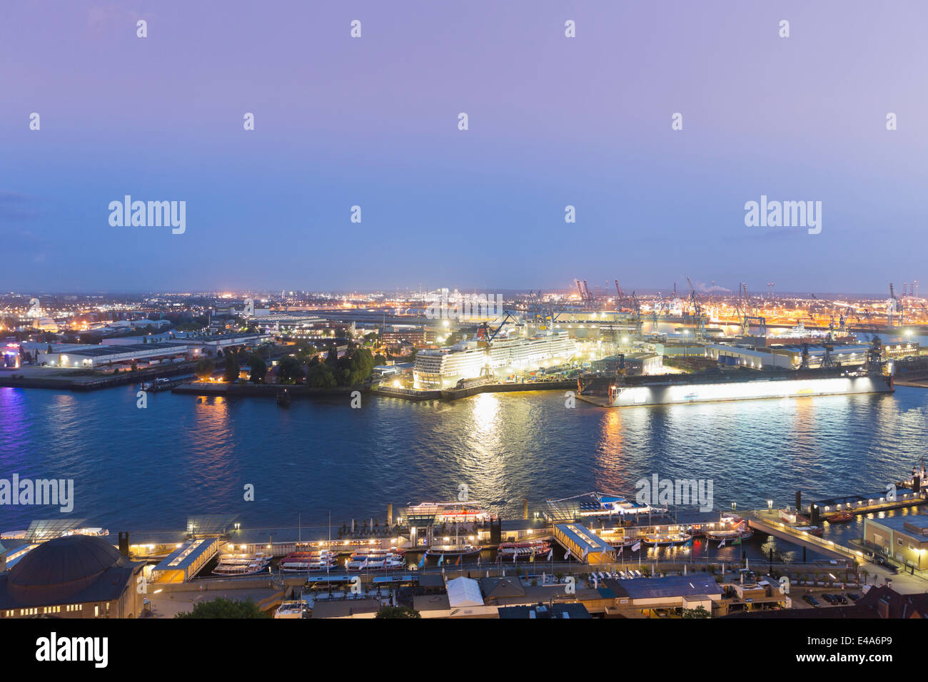 Germania, Amburgo, nave da crociera Queen Elizabeth in cantiere Foto Stock