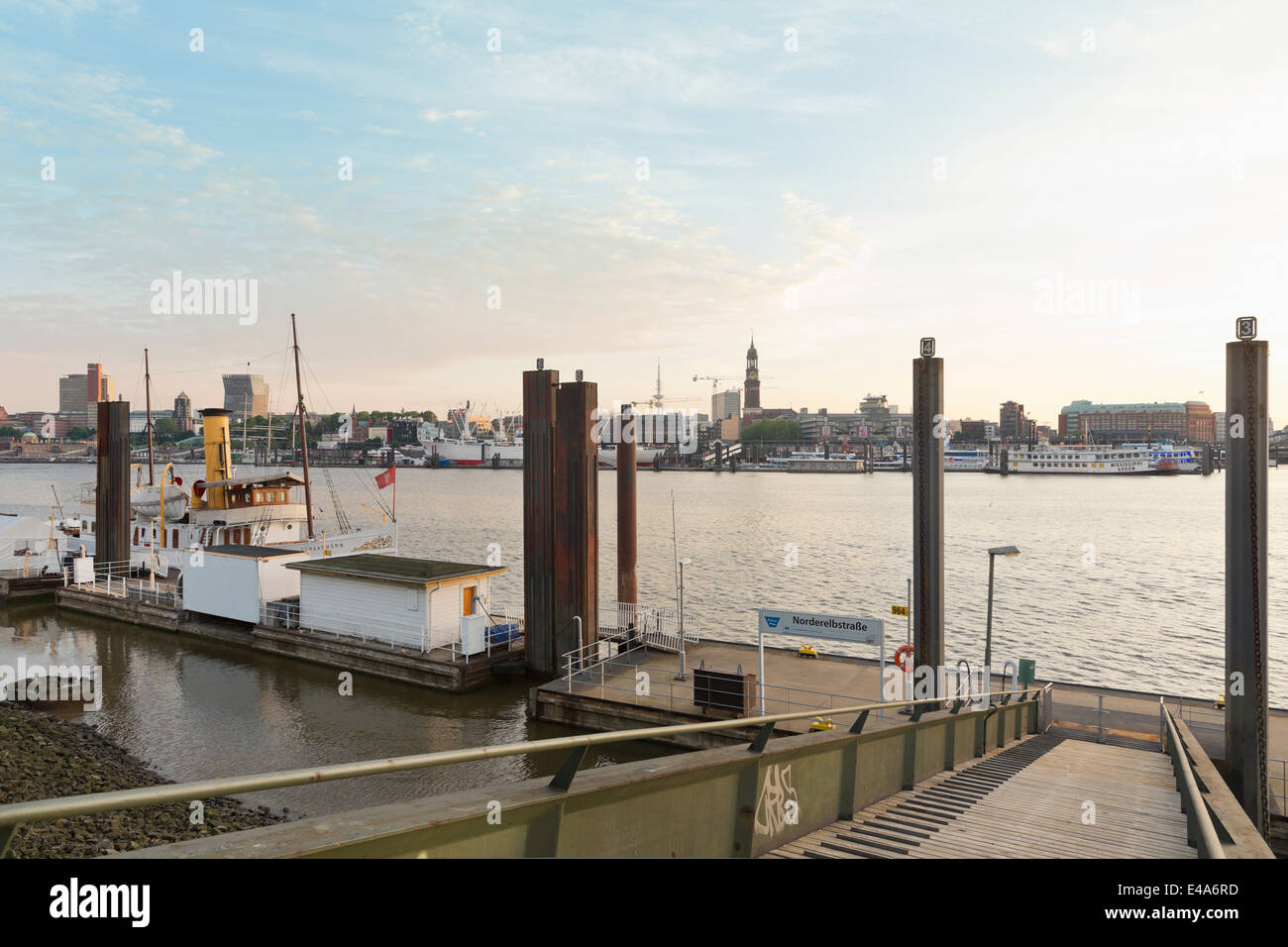 Germania, Amburgo, Norderelbe river, Pier Norderelbstrasse Foto Stock