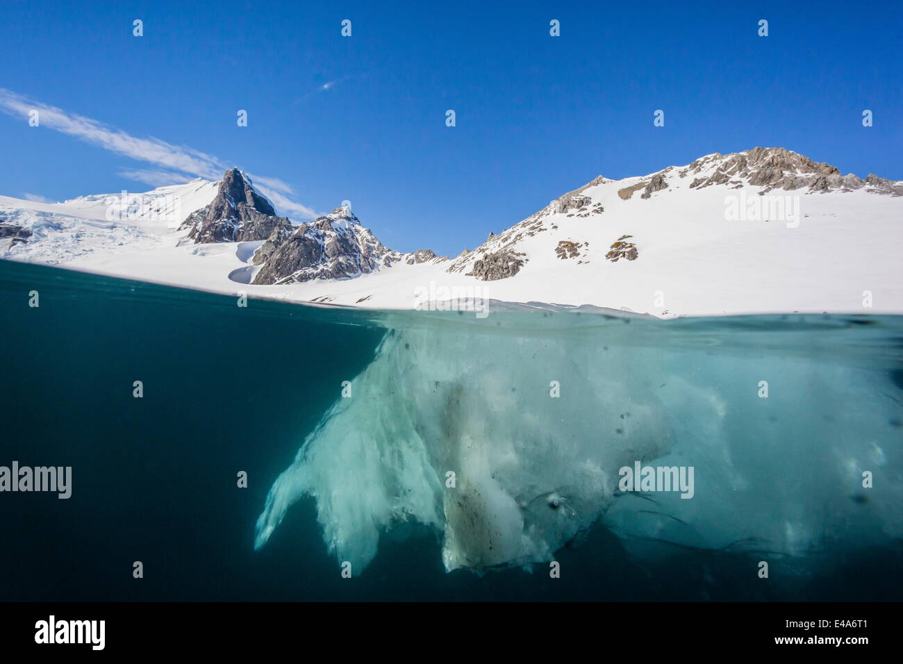 Al di sopra e al di sotto di vista di ghiaccio del ghiacciaio in Orne Harbour, l'Antartide, regioni polari Foto Stock