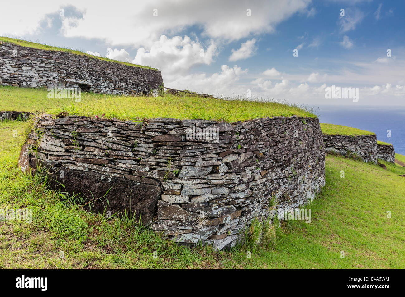 Case di pietra a Orongo village, un Birdman sito cerimoniale sull'Isola di Pasqua, Parco Nazionale di Rapa Nui, UNESCO, Isola di Pasqua, Cile Foto Stock