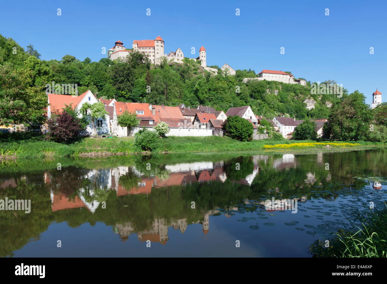 Il castello di Harburg riflettente nel fiume Wornitz, Harburg, Strada Romantica, bavarese di Svevia, Baviera, Germania, Europa Foto Stock