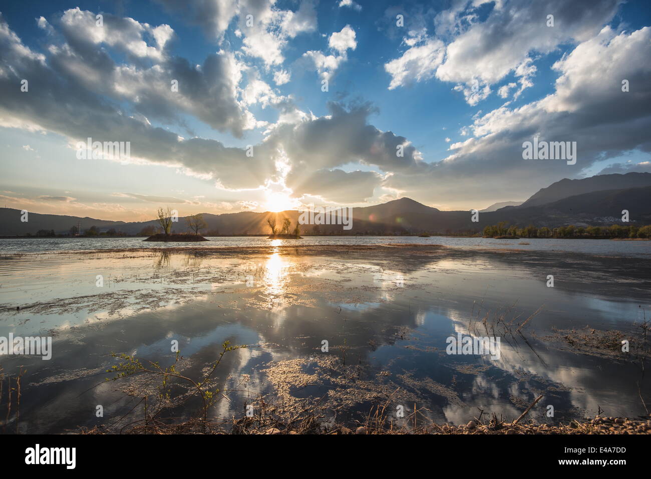 Il Cloud riflessioni a un lago in Lijiang, Yunnan, Cina e Asia Foto Stock