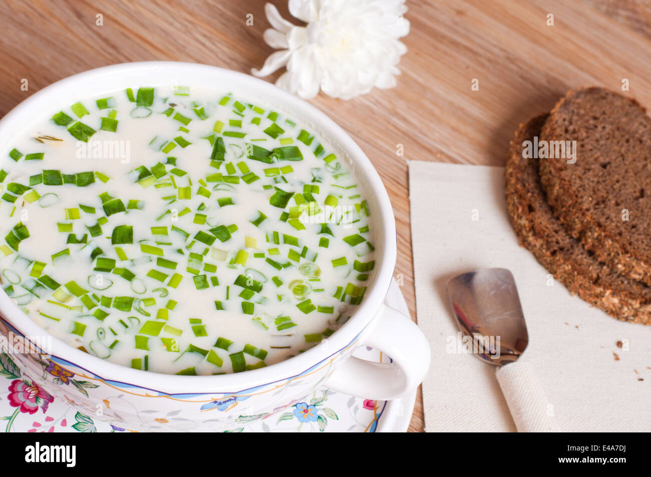 Hash del piatto nazionale russa brew Estate zuppa di cipolla fresca patate salsiccia cetriolo cetrioli ravanelli piastre in ceramica tazze pane ry Foto Stock