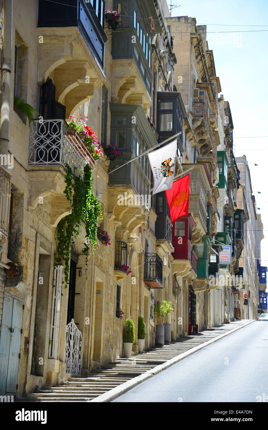 Stretta strada ripida con balconi gallarija, Valletta (Il-Belt Valletta), Sud del quartiere portuale, Malta Xlokk Regione, Malta Foto Stock