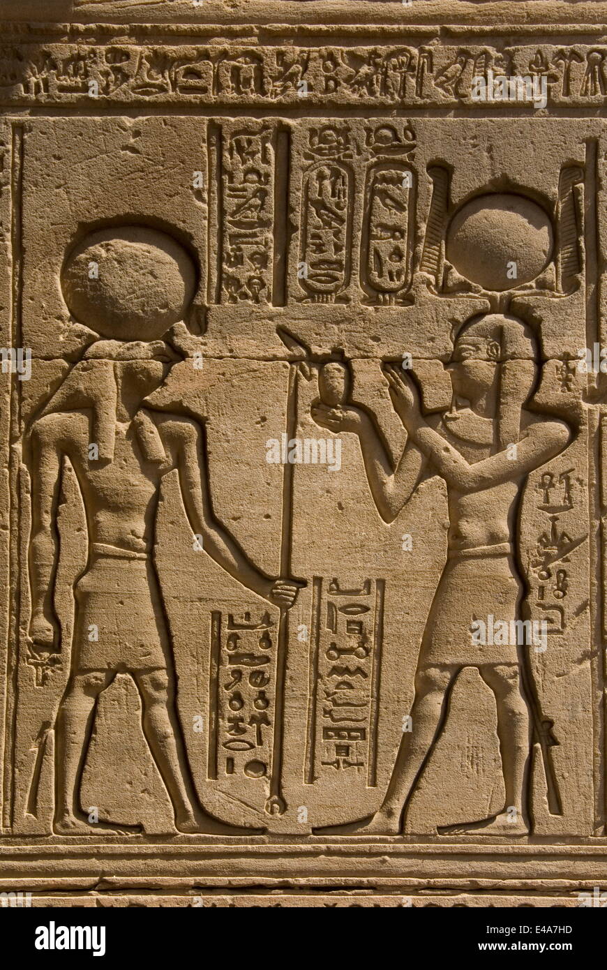 Dendera necropoli, Qena, Valle del Nilo in Egitto; intagli sulla parete esterna del tempio di Hathor Foto Stock