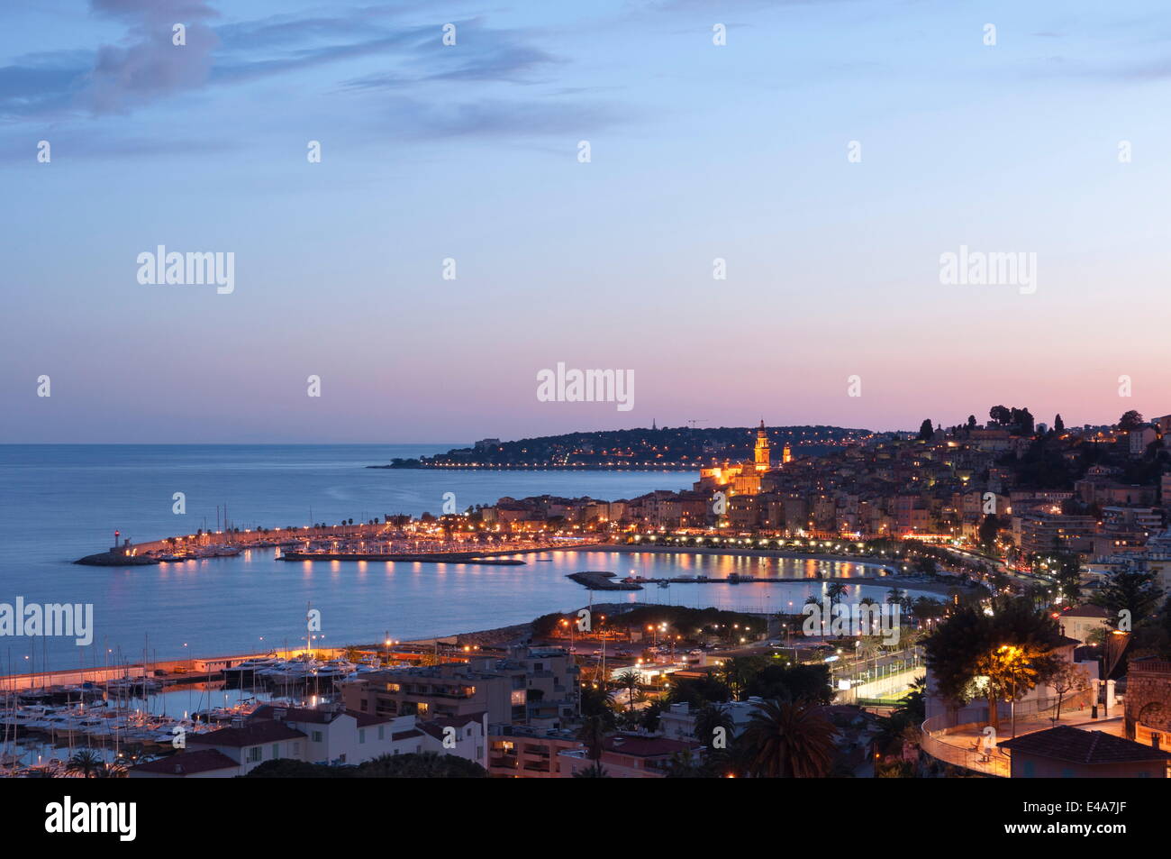 Un paesaggio urbano della città di Mentone al crepuscolo, Provence-Alpes-Côte d'Azur, Costa Azzurra, Francia, Mediterraneo, Europa Foto Stock