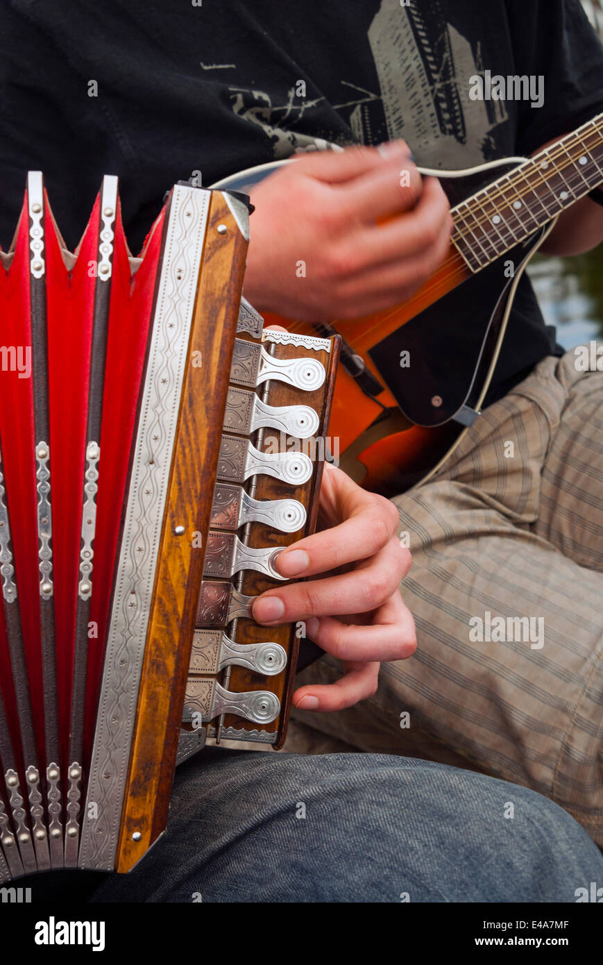 Fisarmonica, gruppo etnico di musicisti, Fiume Emajogi, Tartu, Estonia, paesi baltici, Europa Foto Stock