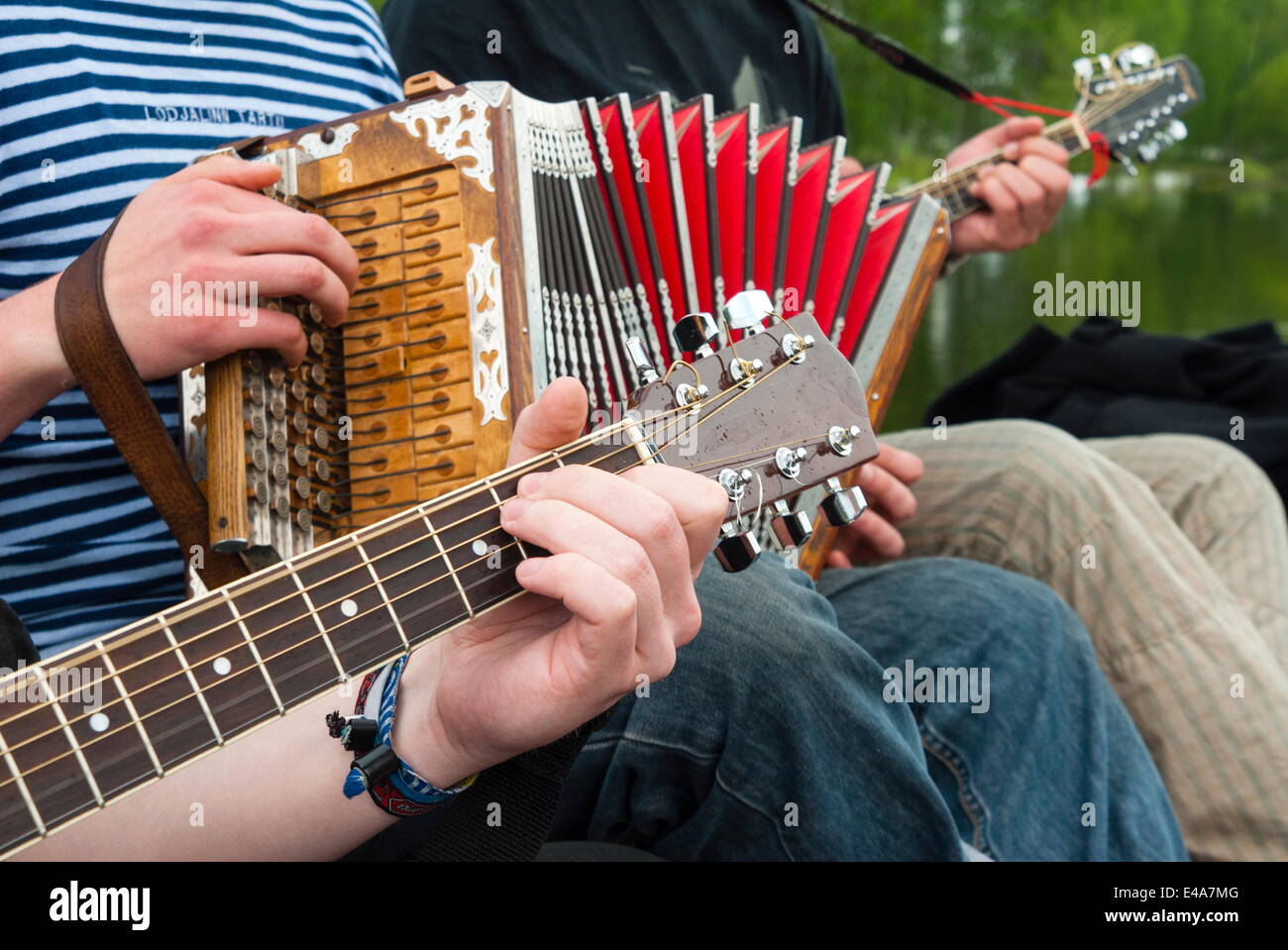 Fisarmonica e chitarra, gruppo etnico di musicisti, Fiume Emajogi, Tartu, Estonia, paesi baltici, Europa Foto Stock