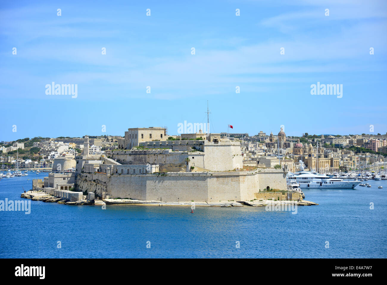 Vista di Fort St Angelo attraverso il Grand Harbour di La Valletta (Il-Belt Valletta), Sud quartiere portuale, Malta Xlokk Regione, Malta Foto Stock
