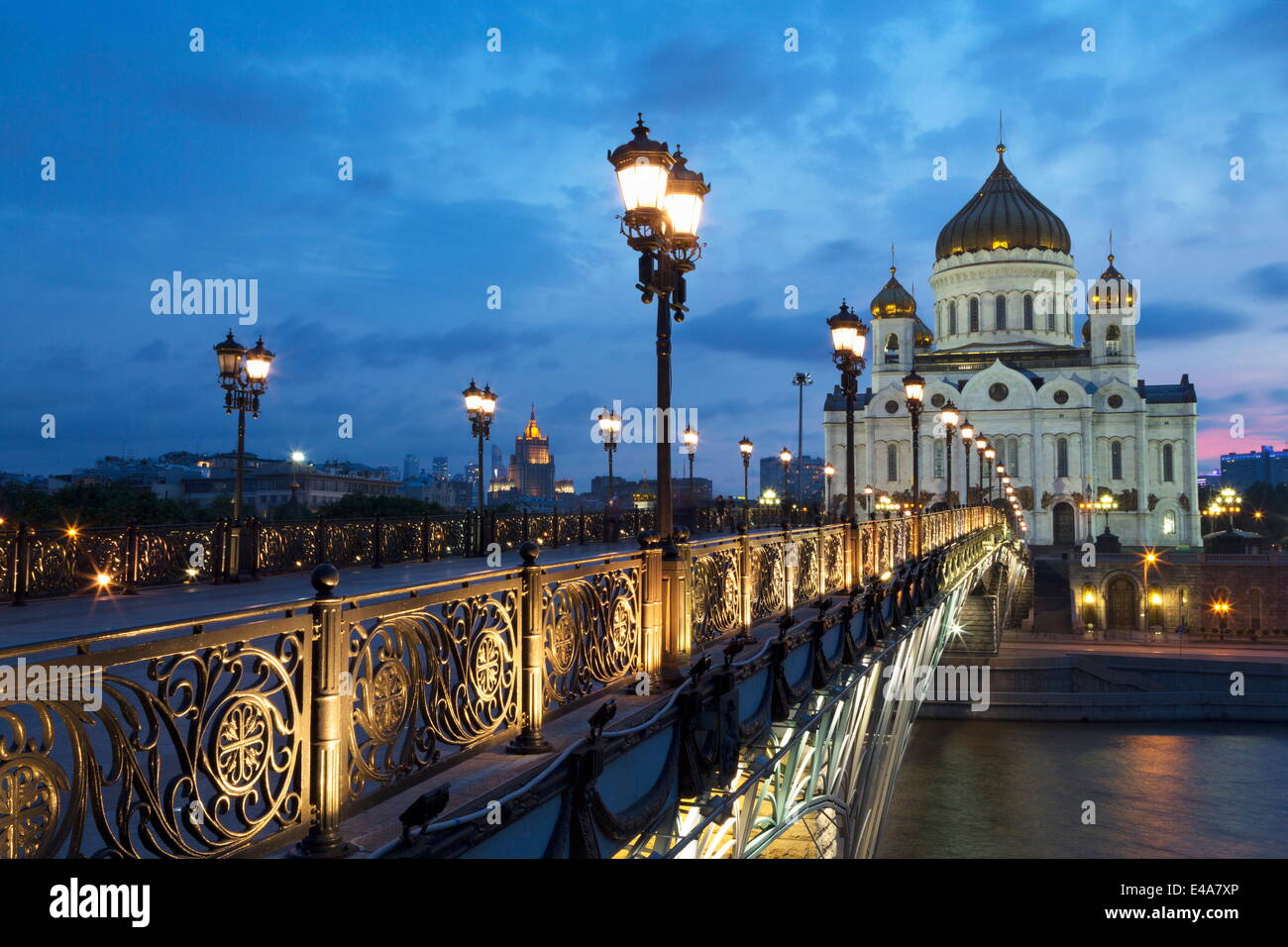 Il ponte e la Cattedrale di Cristo Redentore di notte, Mosca, Russia, Europa Foto Stock