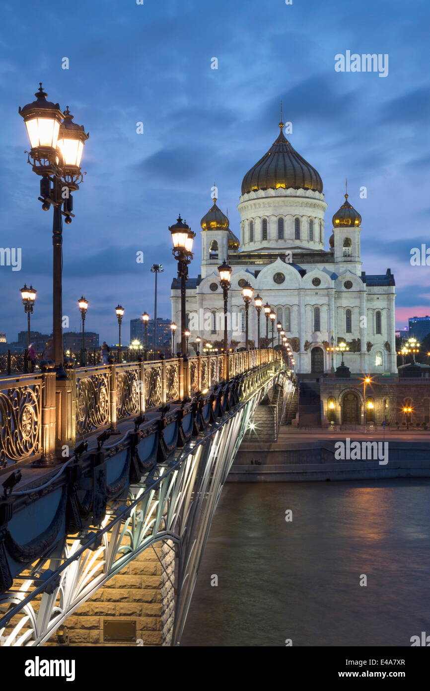 Ponte sul fiume Moscova e Cattedrale di Cristo Redentore di notte, Mosca, Russia, Europa Foto Stock