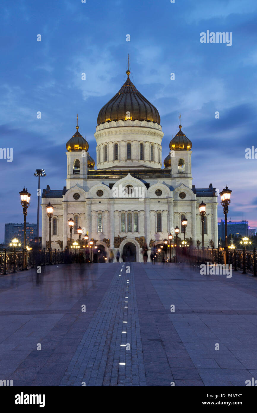 Il ponte e la Cattedrale di Cristo Redentore di notte, Mosca, Russia, Europa Foto Stock
