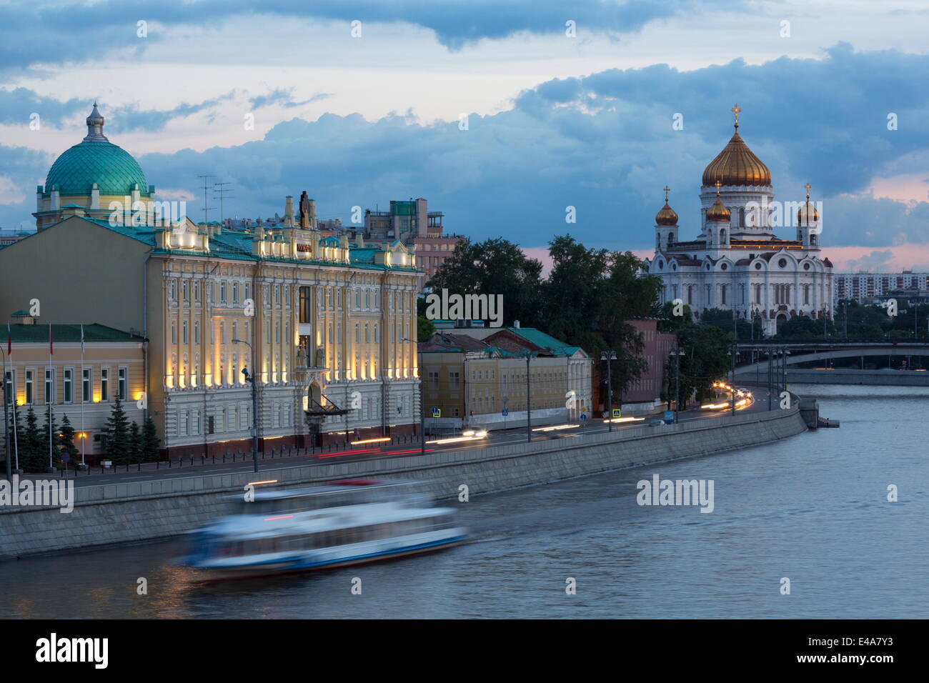 Fiume Moskva e la Cattedrale di Cristo Redentore di notte, Mosca, Russia, Europa Foto Stock
