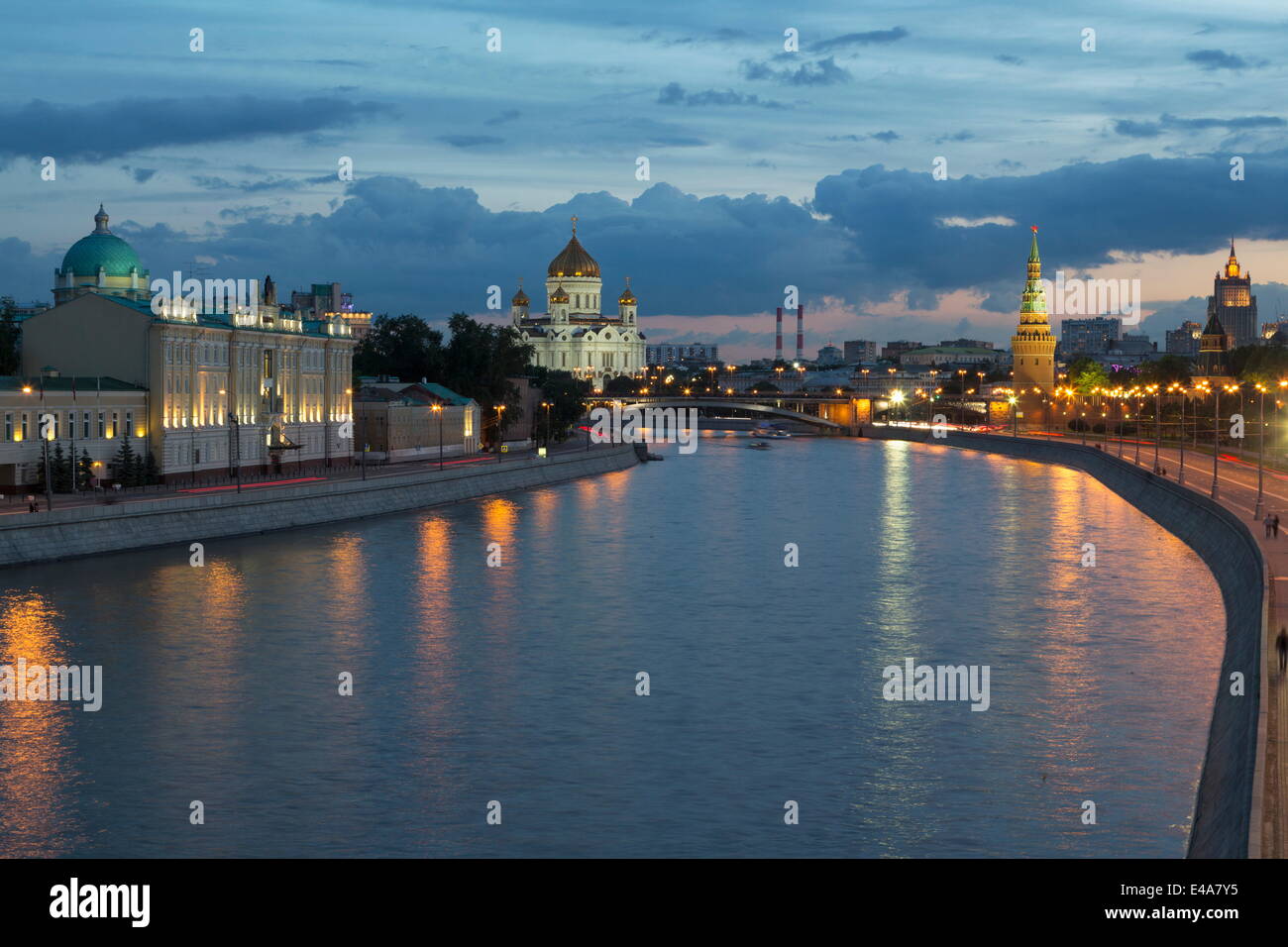 Fiume Moskva e la Cattedrale di Cristo redentore e il Cremlino di notte, Mosca, Russia, Europa Foto Stock